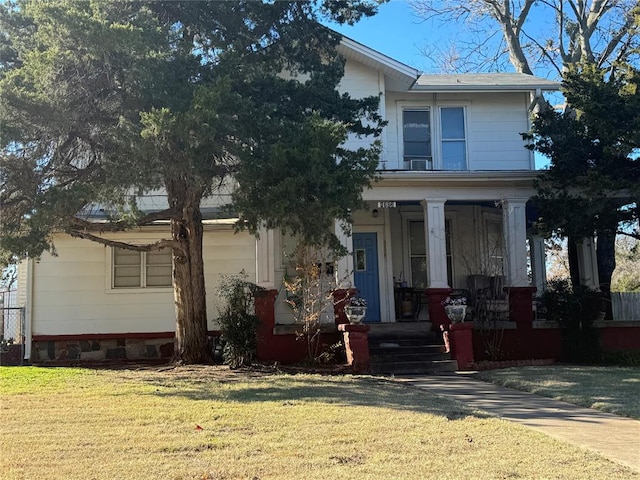 view of front of property featuring a front yard