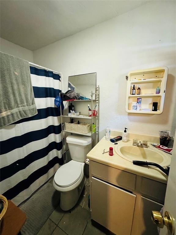 full bath featuring curtained shower, vanity, and toilet