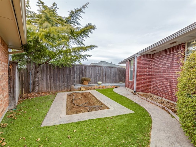 view of yard featuring a fenced backyard