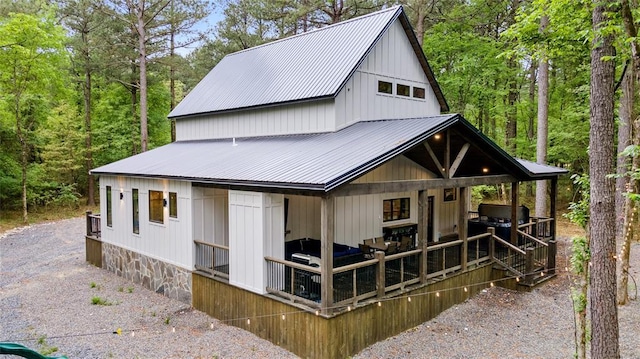 view of front facade with metal roof