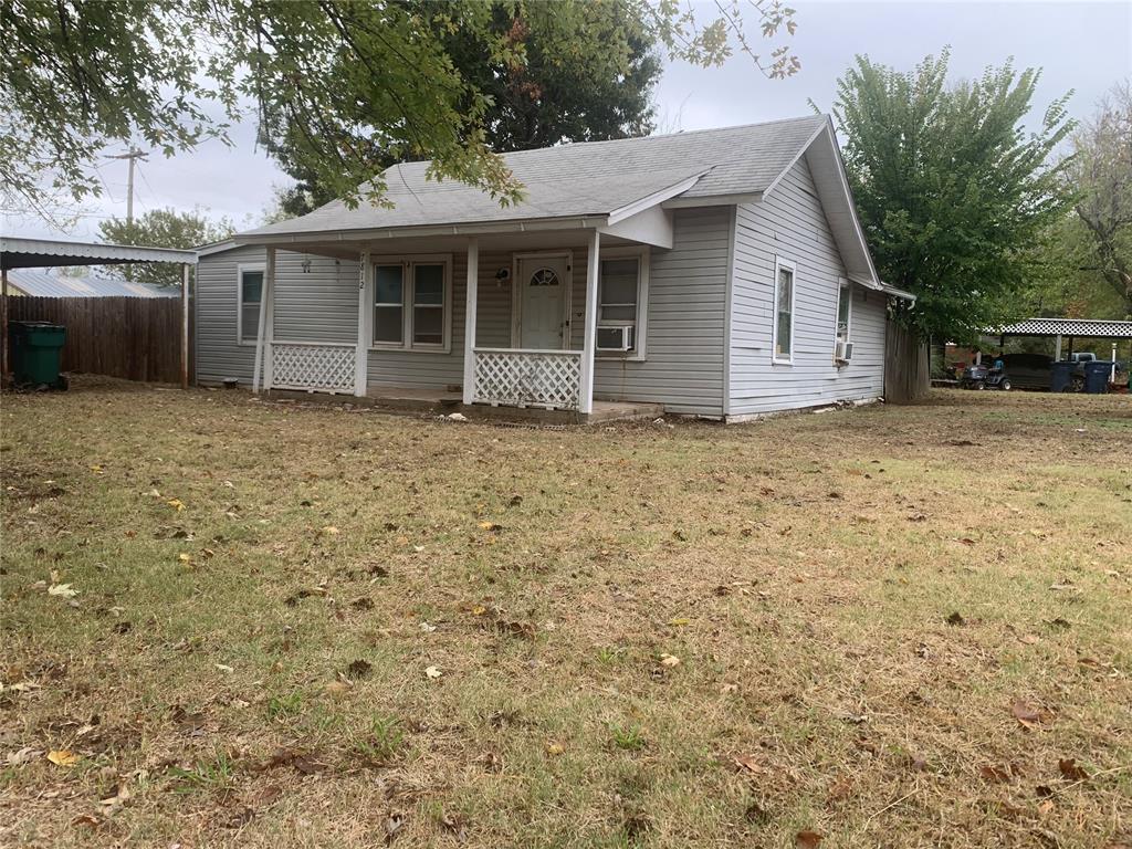 view of front facade featuring a front yard