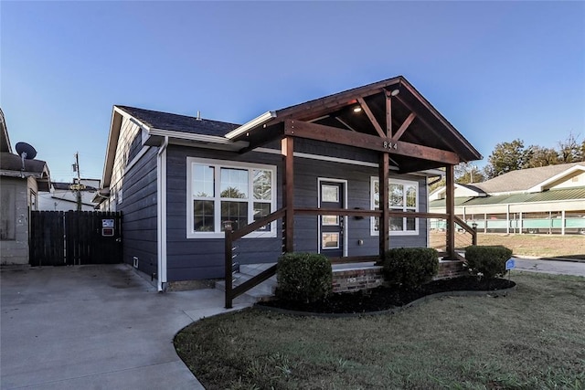 view of front of property featuring a porch and a front lawn