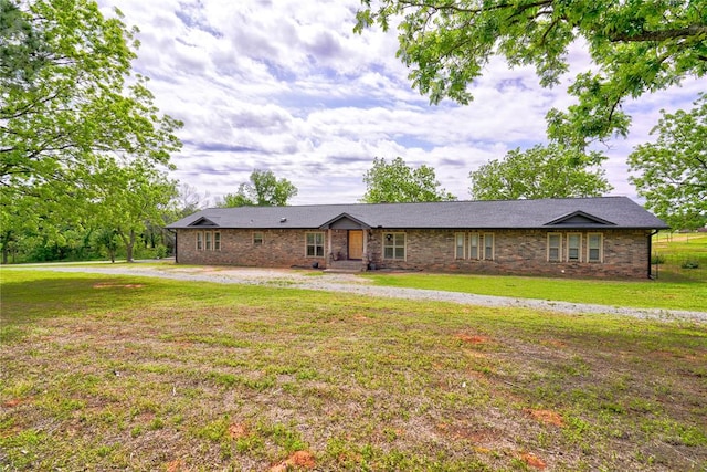 ranch-style home featuring a front lawn