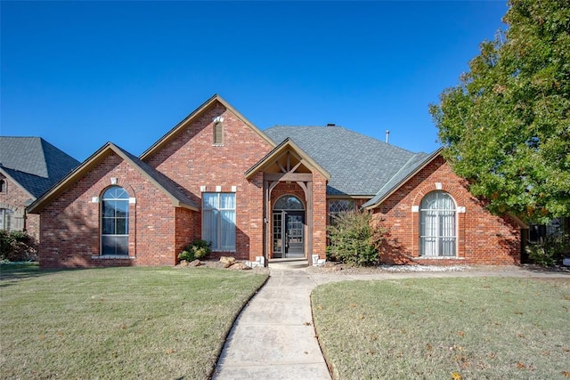 front facade featuring a front yard