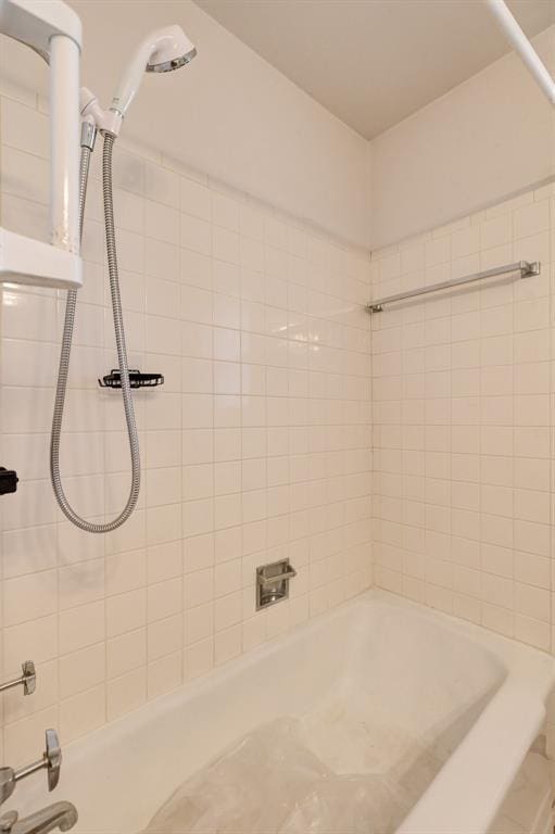 bathroom featuring tiled shower / bath