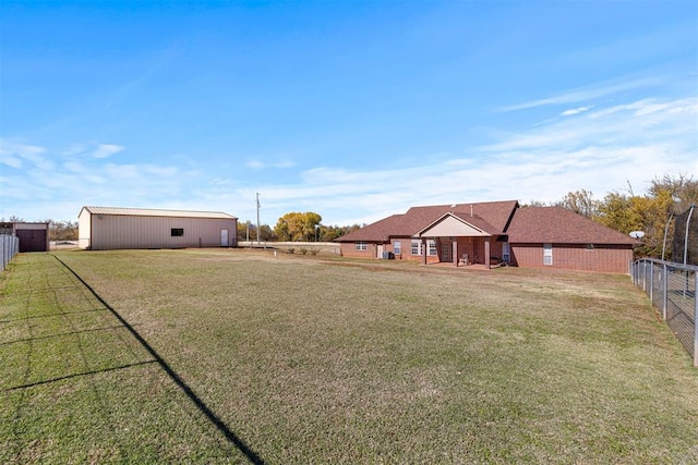 view of yard with an outbuilding