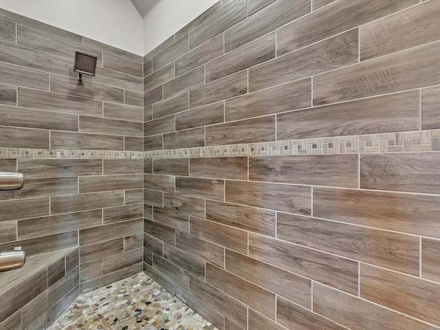 bathroom featuring tiled shower