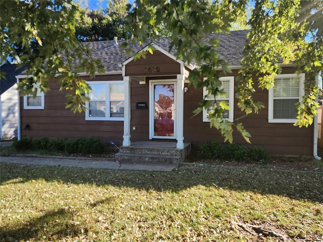 view of front of home featuring a front lawn