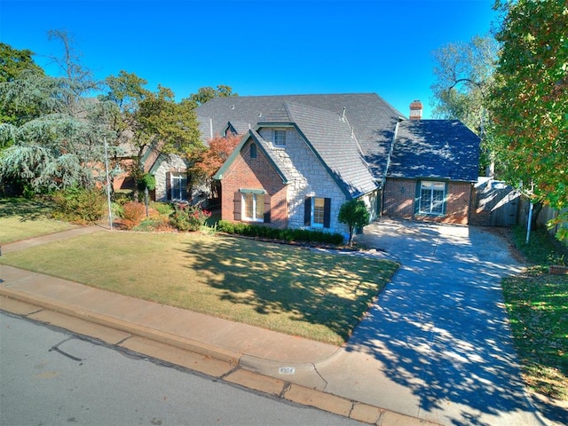 view of front facade with a front lawn