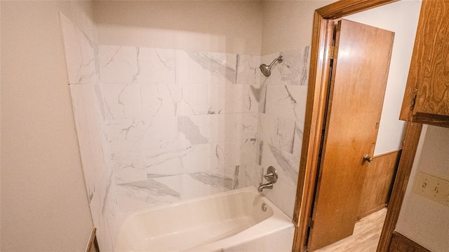 bathroom with tiled shower / bath