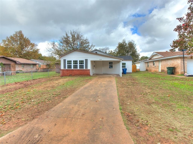 view of front of home featuring a front lawn