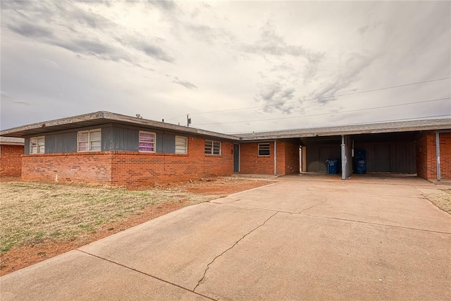 single story home with a carport