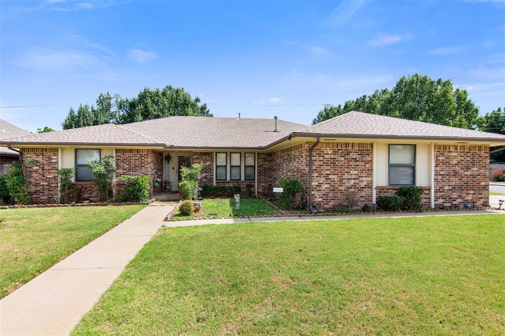 single story home featuring a front yard