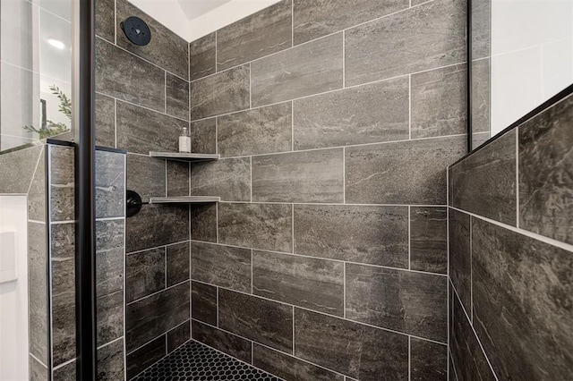 bathroom featuring tiled shower