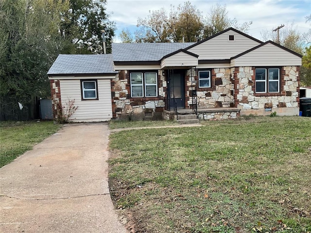 view of front of home featuring a front yard