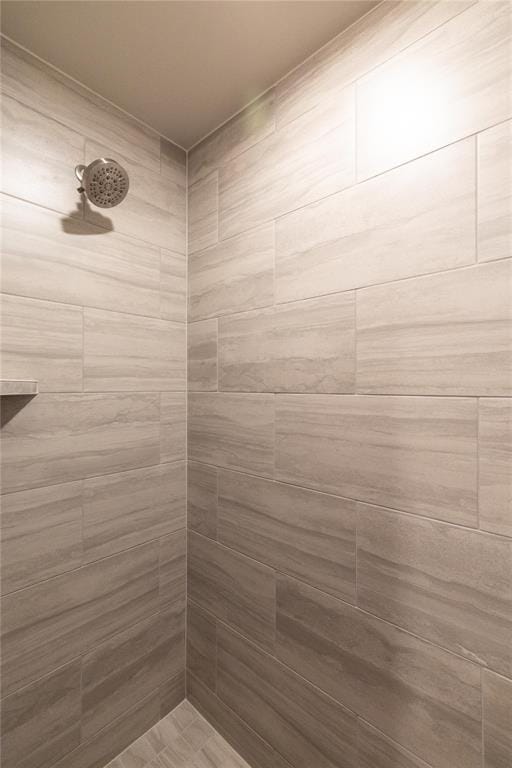 bathroom featuring tiled shower