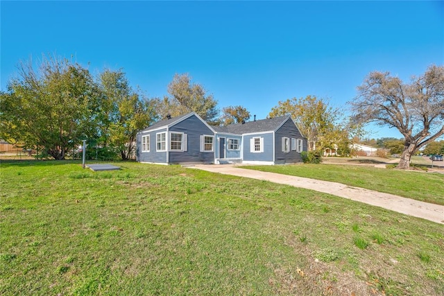 ranch-style house featuring a front yard