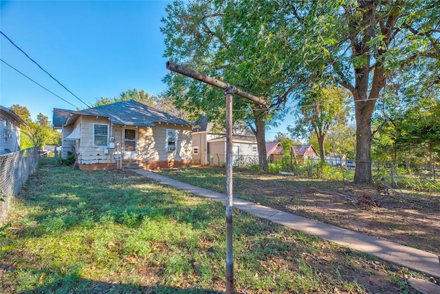 bungalow featuring a front yard