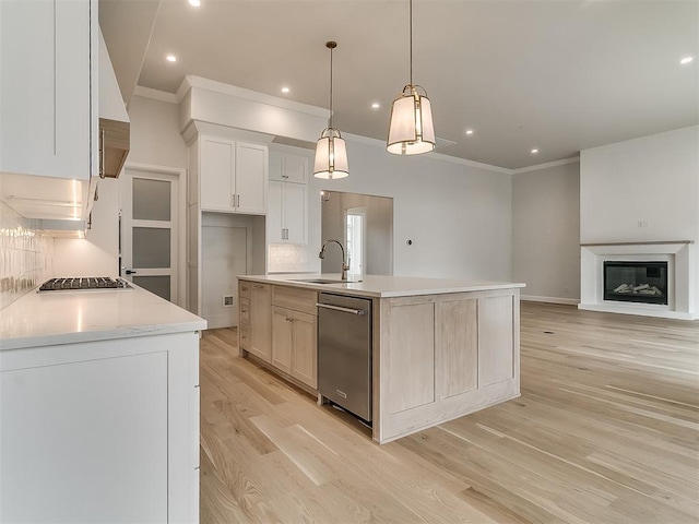 16413 Burgundy E Dr, Edmond, OK 73013 - kitchen featuring dishwasher, a sink, crown molding, light wood-style flooring, and backsplash