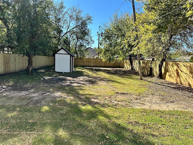 view of yard with a storage unit