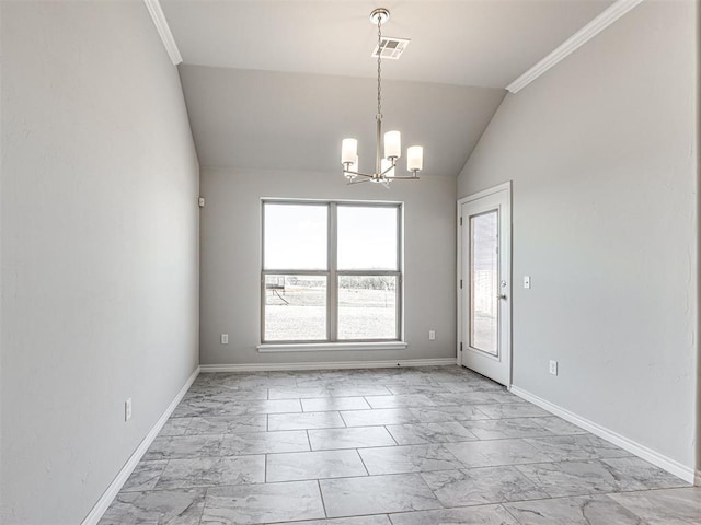 spare room featuring lofted ceiling, an inviting chandelier, and ornamental molding