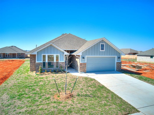 view of front facade featuring a front lawn and a garage