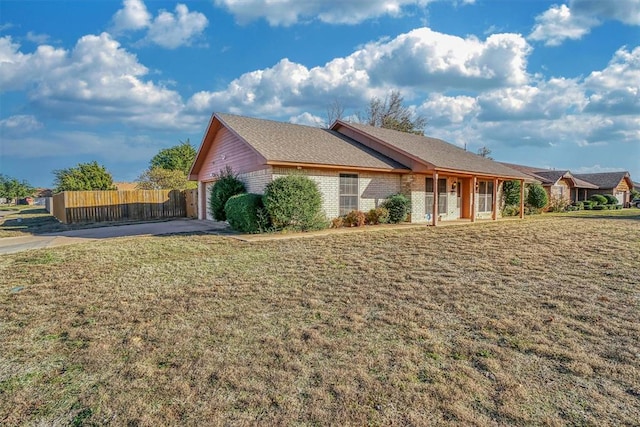 view of front of property featuring a front yard and a garage