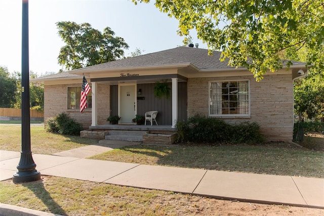 view of front facade featuring a front lawn and covered porch