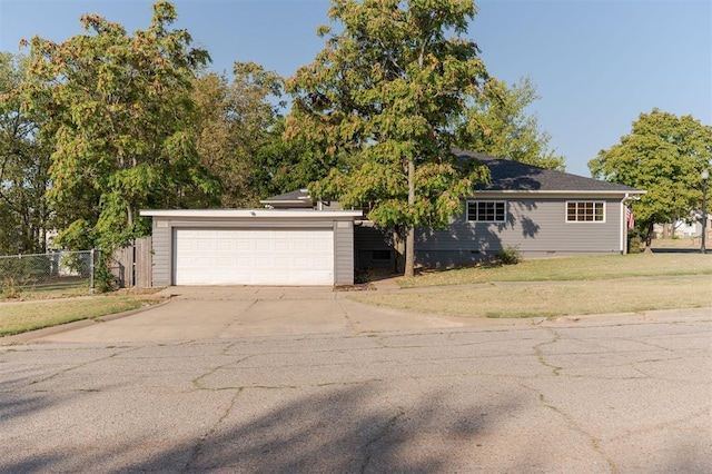 view of front of property featuring a front lawn