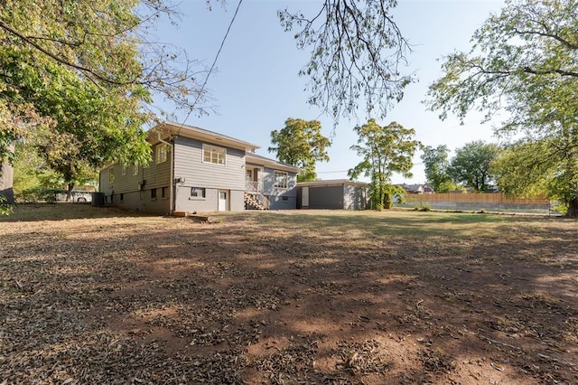 view of yard with an outbuilding