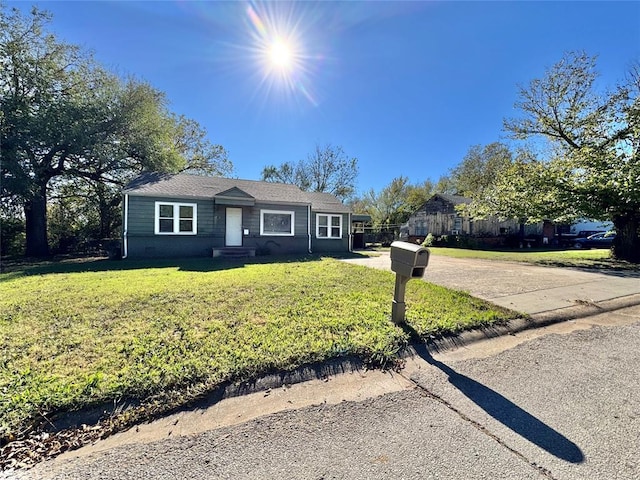 single story home with a front yard