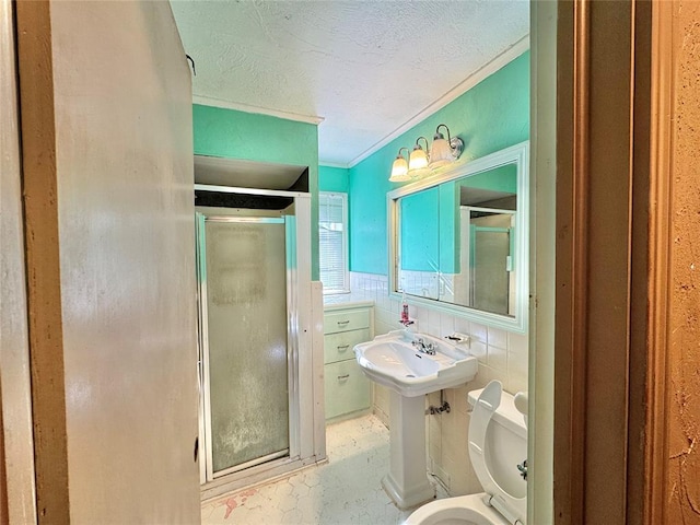 bathroom with crown molding, a shower with door, and toilet