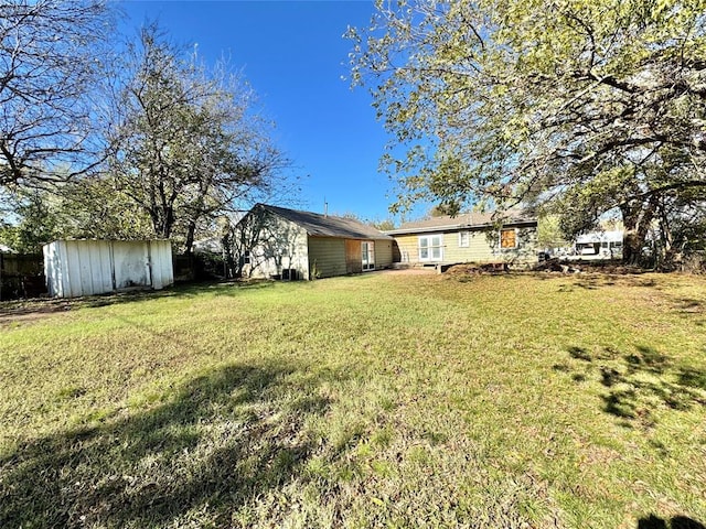 view of yard featuring an outbuilding