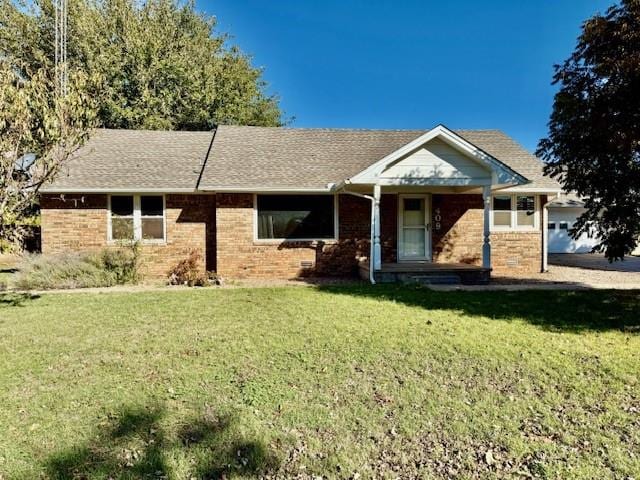 view of front of property featuring a front lawn and a garage