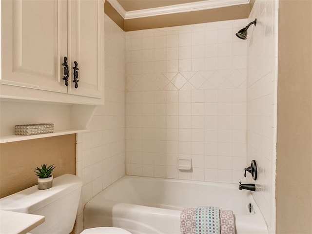 bathroom with toilet and tiled shower / bath