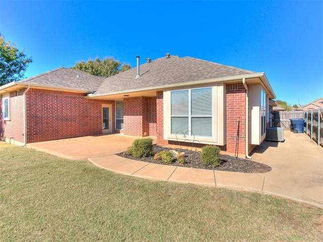 view of front facade featuring a front yard and a patio