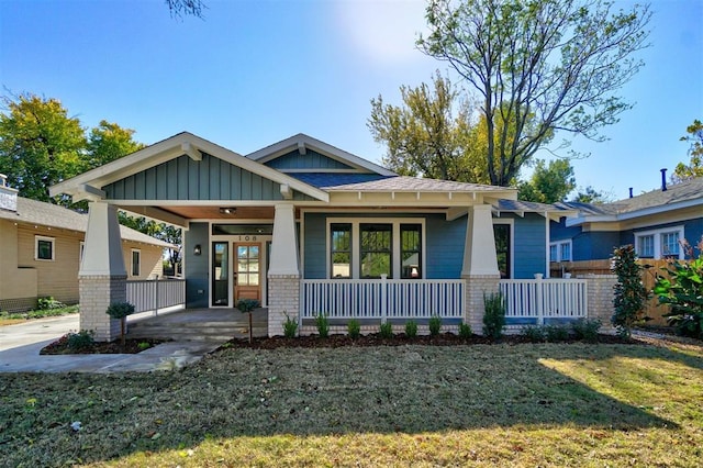 craftsman house with a front lawn and a porch