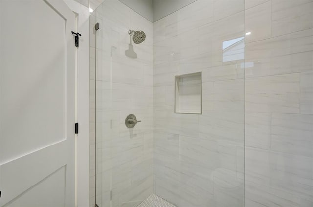 bathroom featuring a tile shower