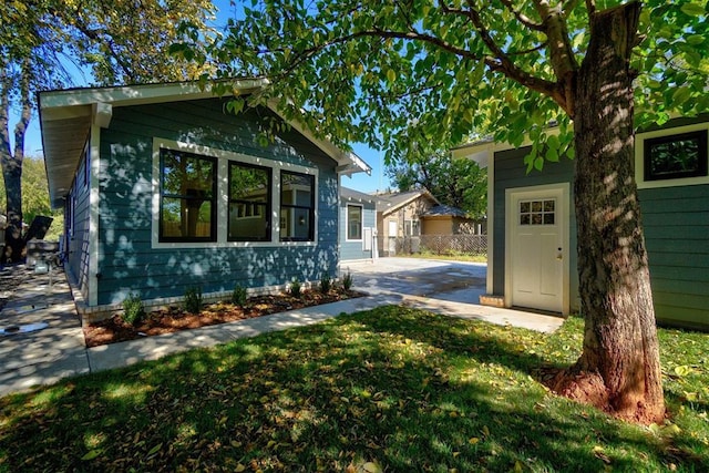 back of house featuring a lawn