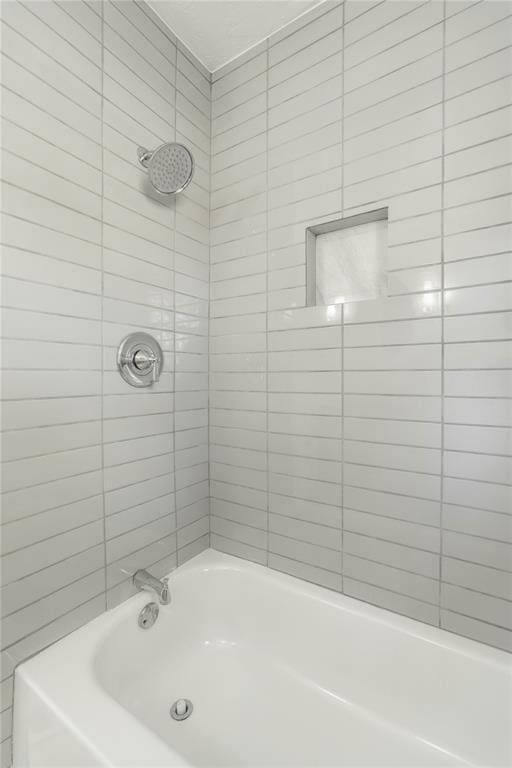 bathroom with tiled shower / bath