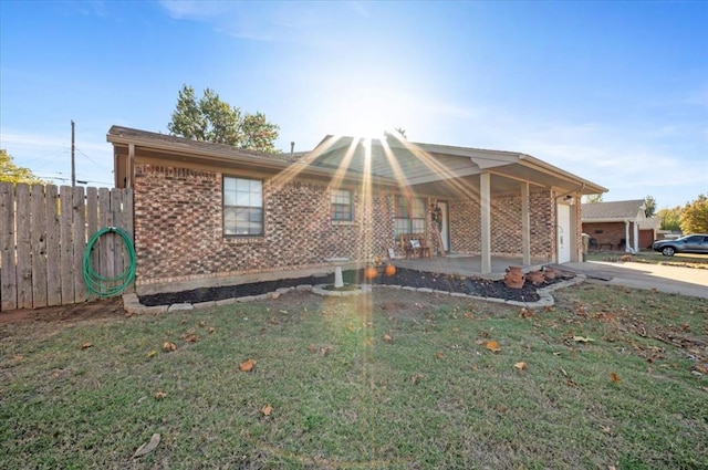 view of front of house with a front lawn