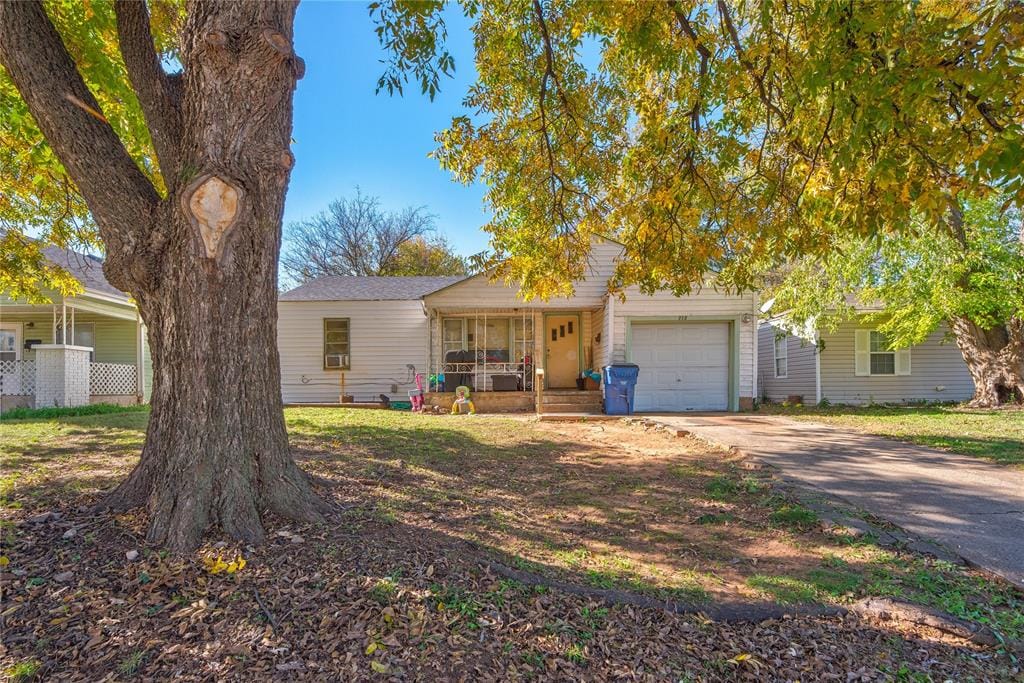 view of front of house with covered porch and a garage