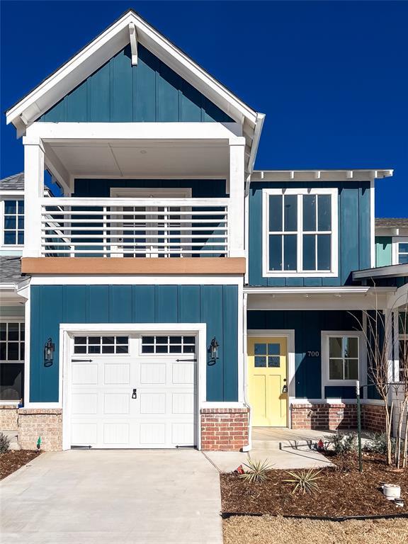 view of front facade featuring a garage and a balcony