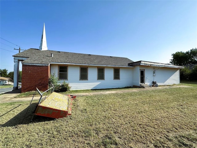 back of house featuring a yard