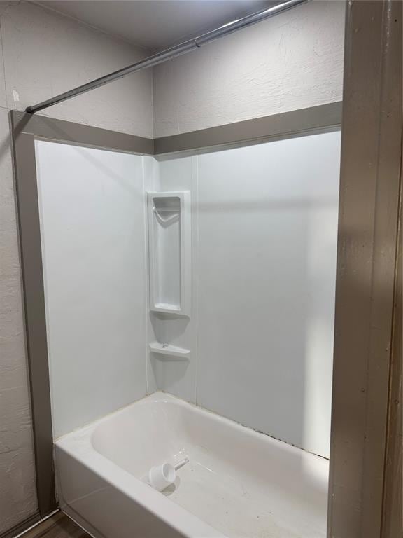 701 N Park Ln, Altus, OK 73521 - full bathroom with shower / washtub combination