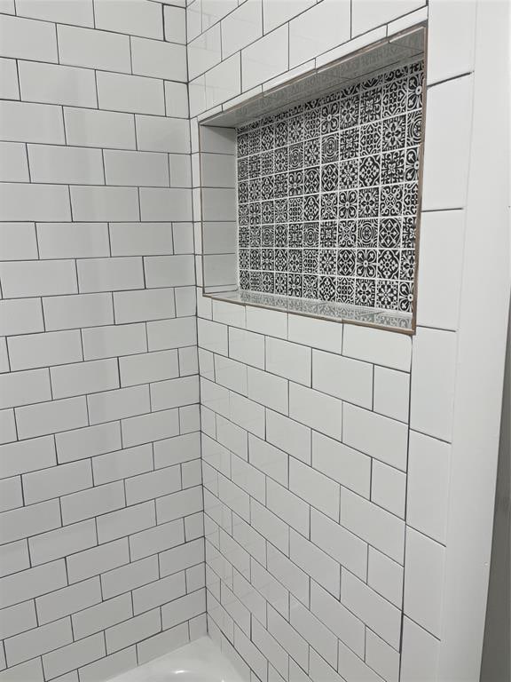 bathroom featuring tiled shower / bath combo