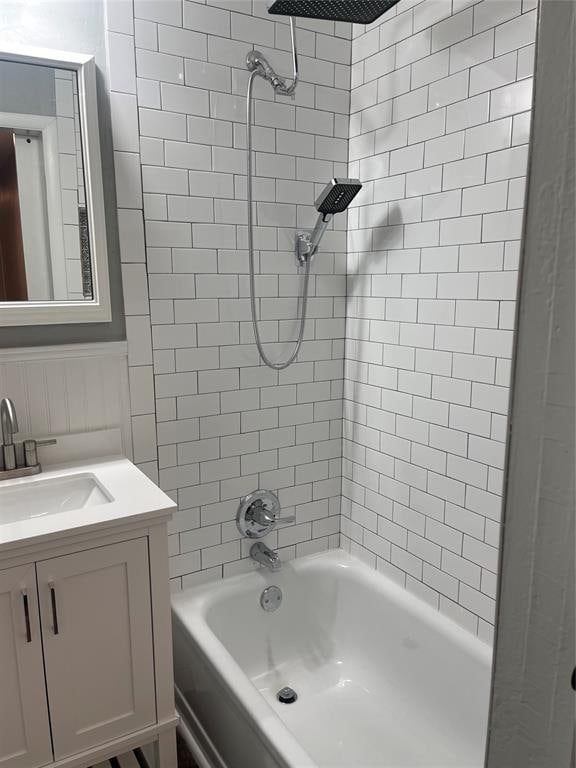 bathroom with vanity and tiled shower / bath