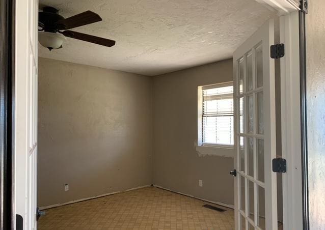 unfurnished room with ceiling fan