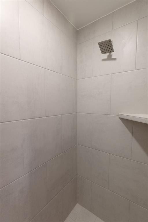 full bathroom featuring a tile shower