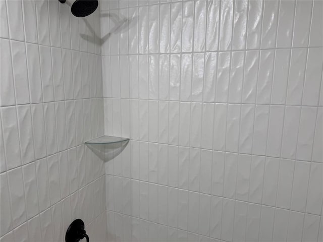 bathroom featuring a tile shower